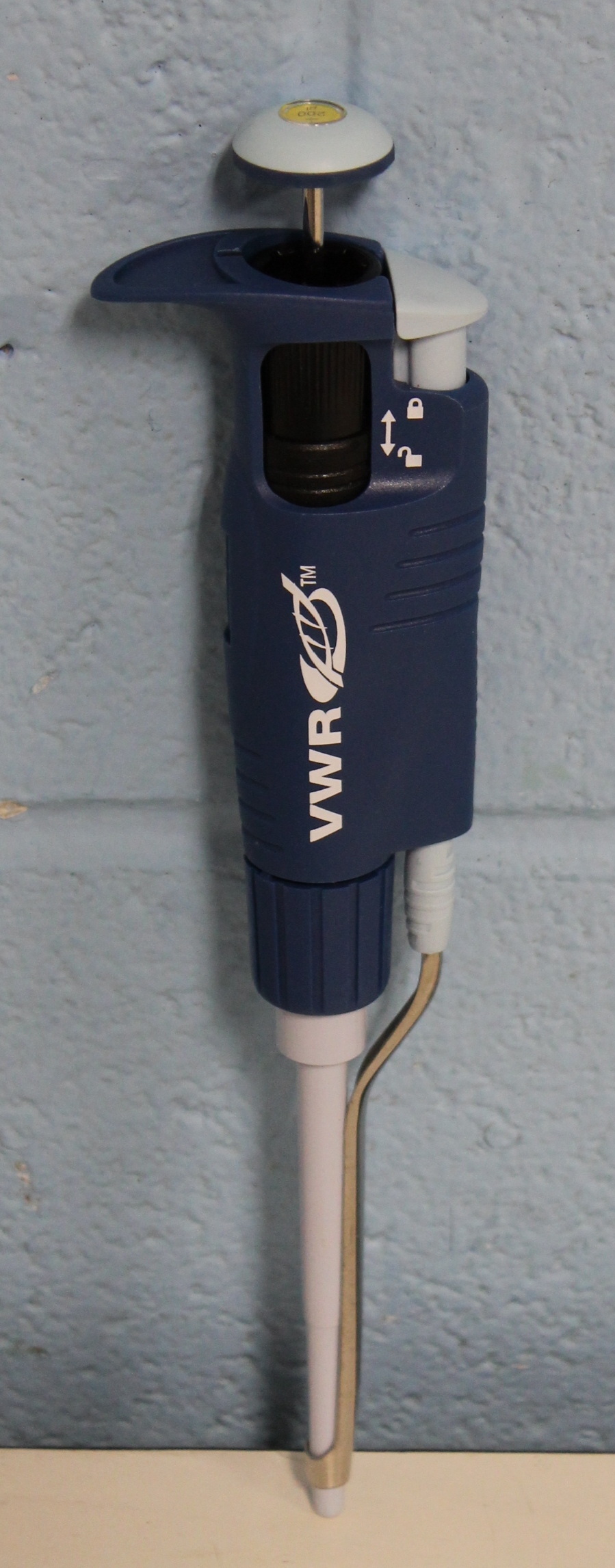 VWR 20 – 200 uL Signature Ergonomic High Performance Single-Channel Variable Volume Pipettor