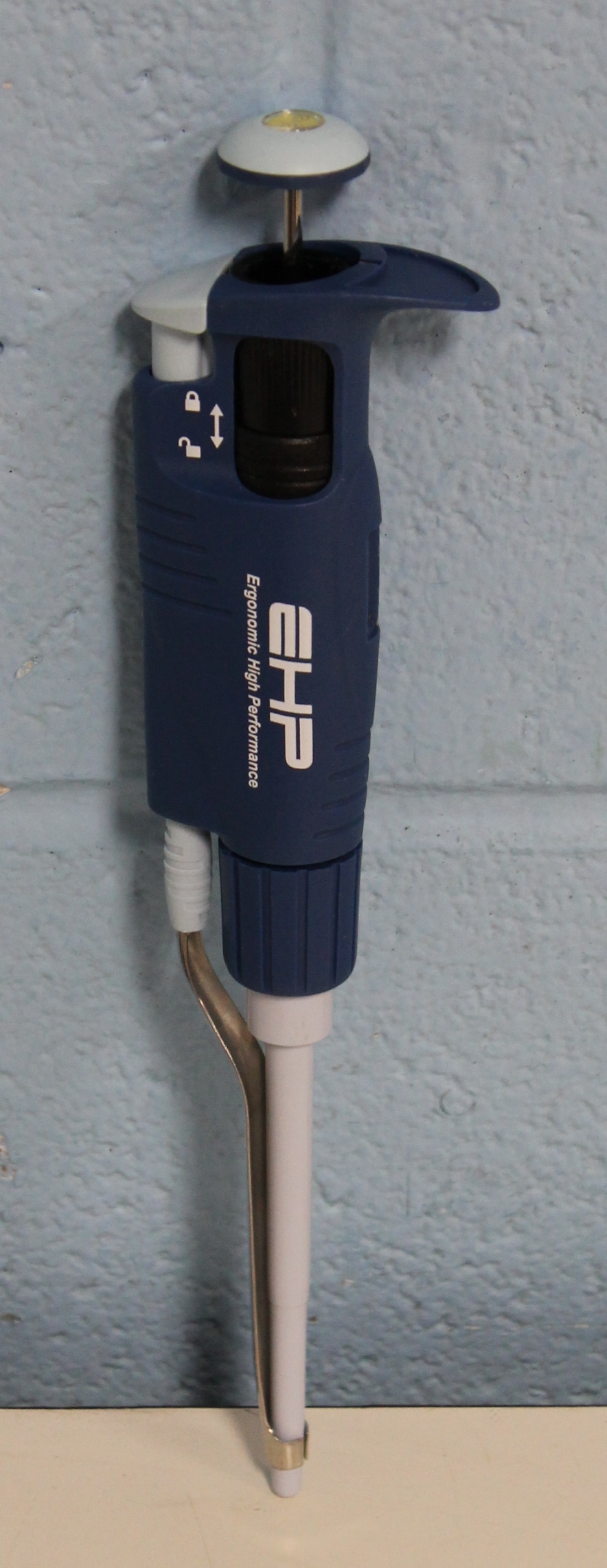 VWR 20 – 200 uL Signature Ergonomic High Performance Single-Channel Variable Volume Pipettor