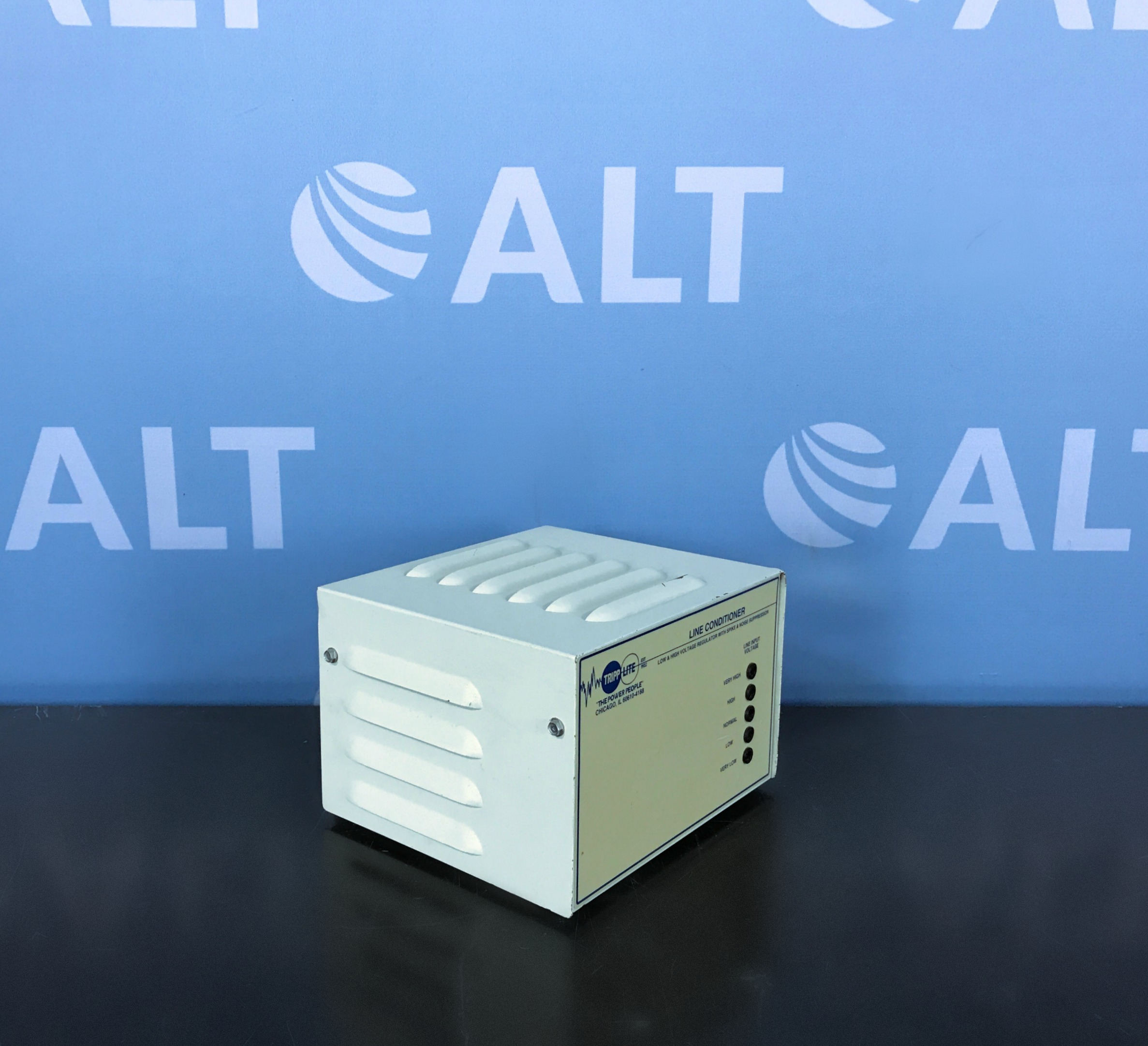 Tripp Lite LC1800 Conditionneur de ligne 1800 W AVR Surge 120