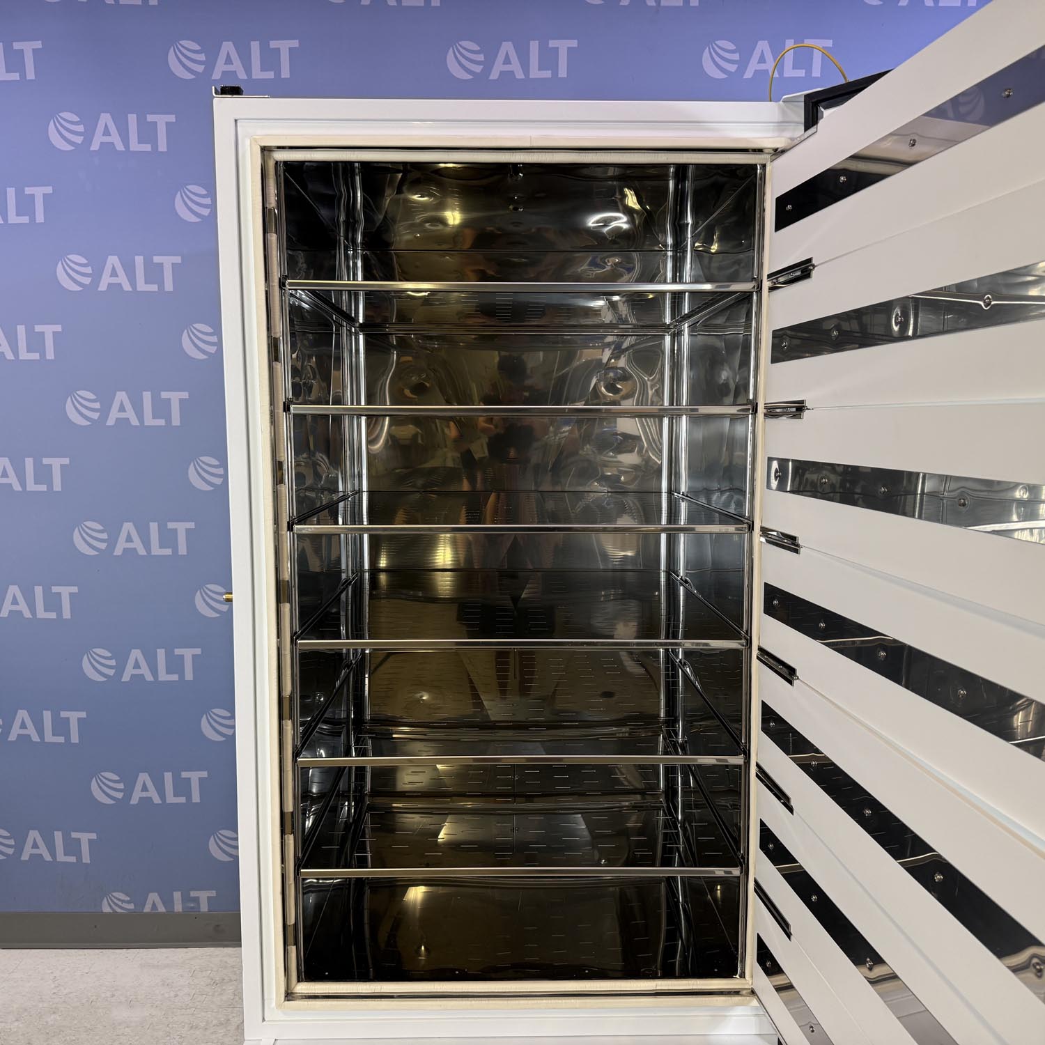 Lauda  Versafreeze VF 70085 Ultralow Freezer, -86c to -50c (115V, 60Hz)
