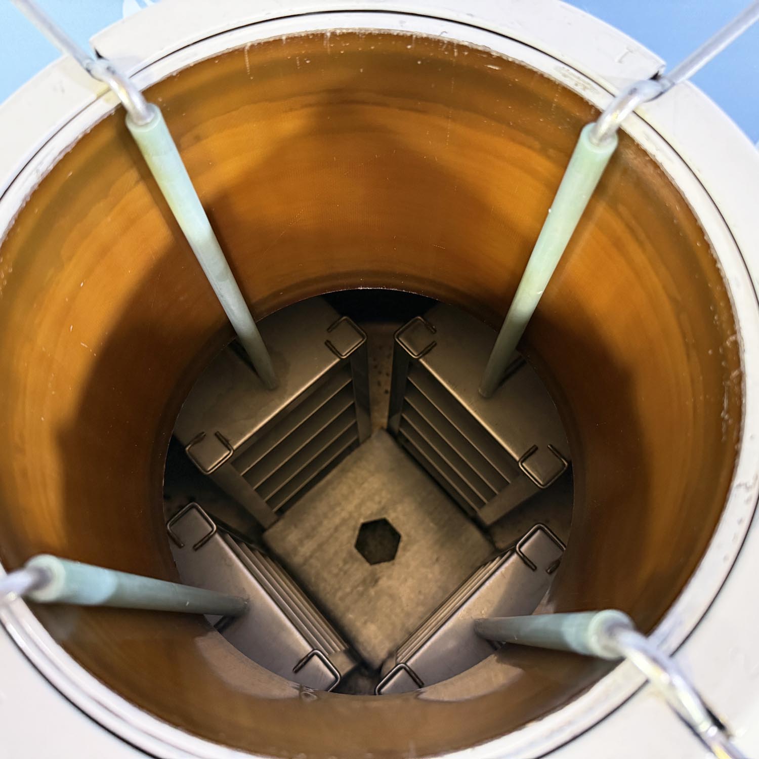 MVE CryoSystem 2000 Cryogenic Liquid Nitrogen Dewar
