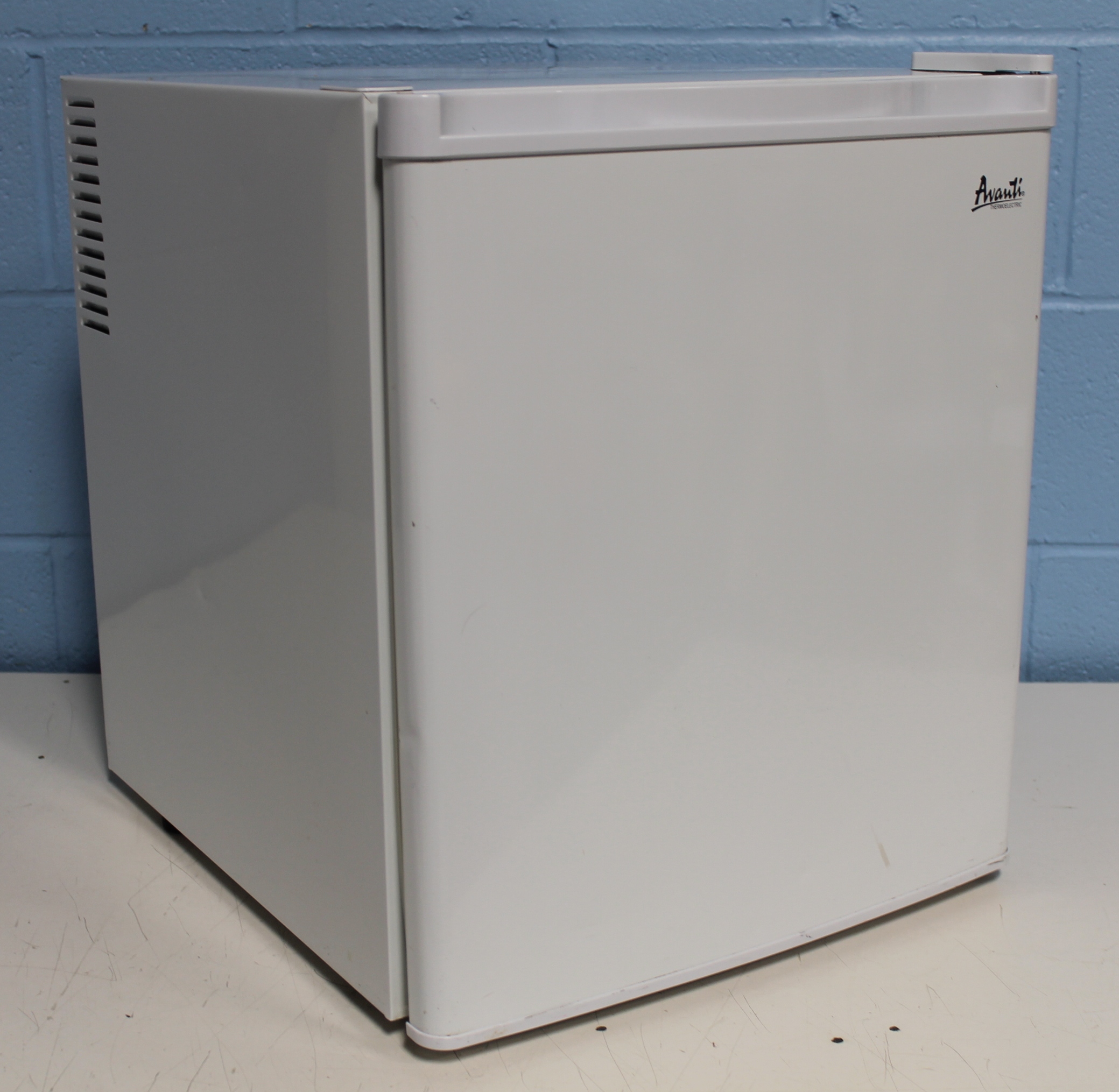 Thermoelectric Avanti EC15W2 Compact Refrigerator