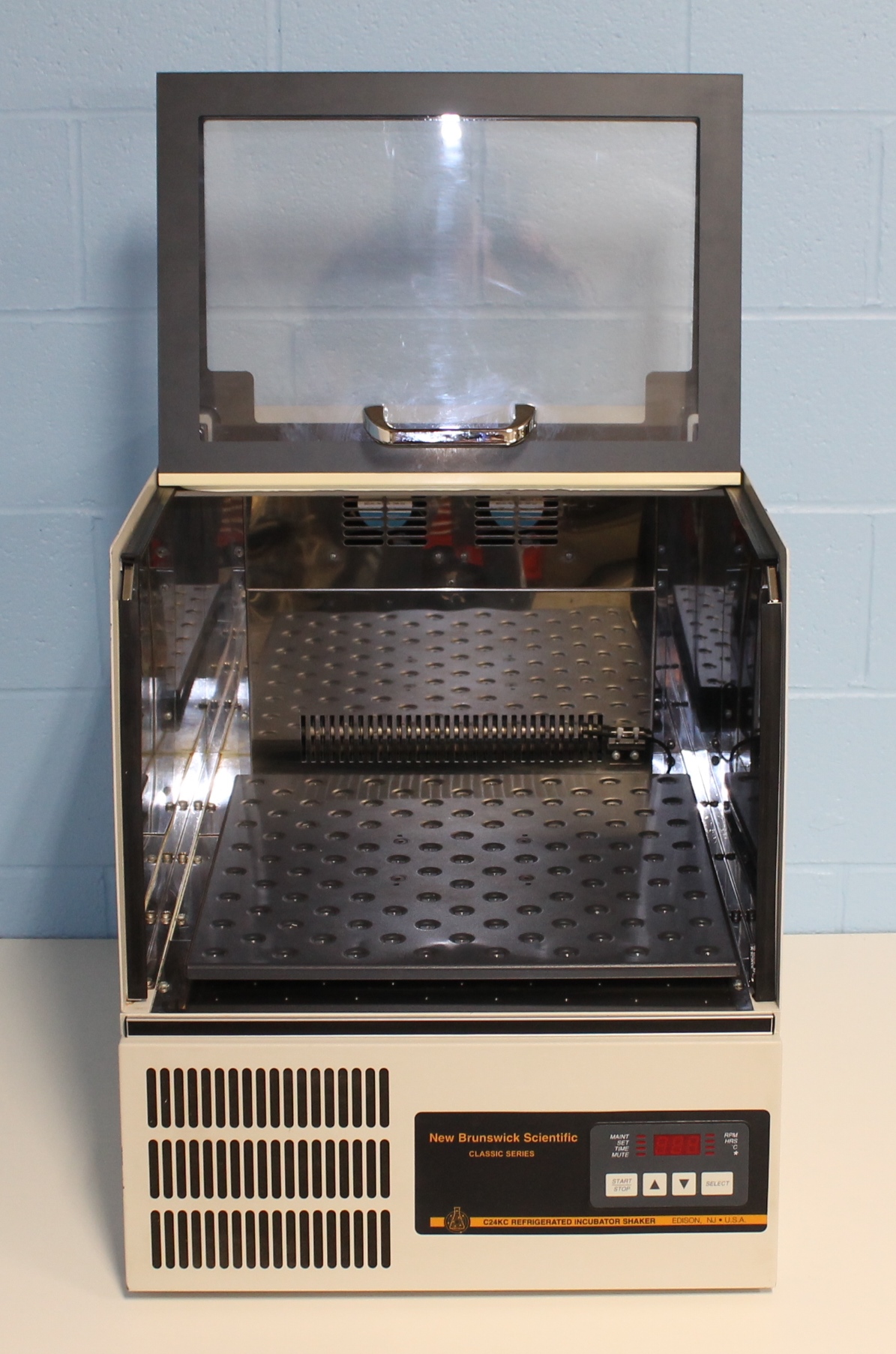 New Brunswick Scientific Co Classic C24KC Benchtop Refrigerated Incubator Shaker Model M1281-0000