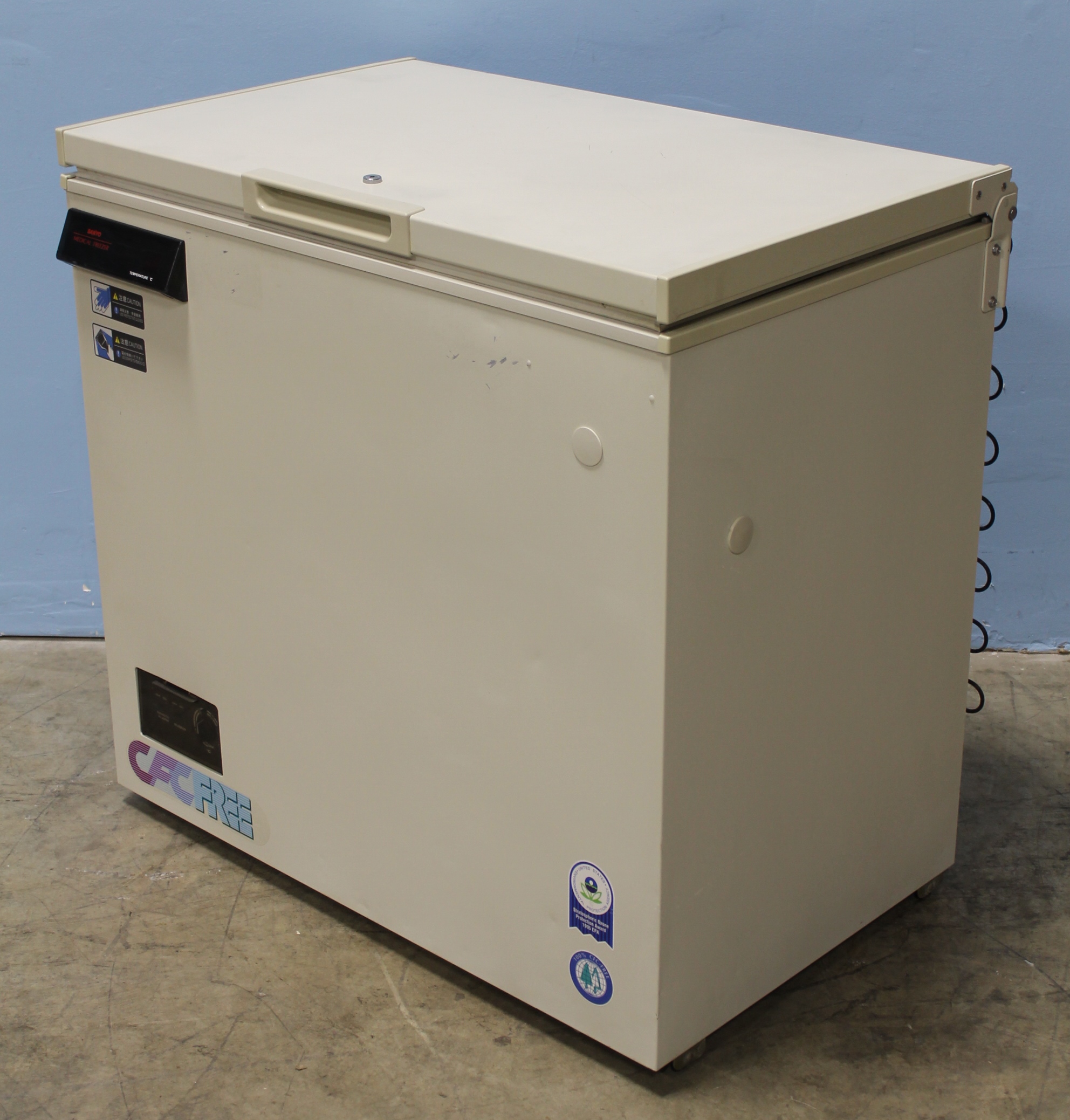 Sanyo MDF-235 Chest Medical Freezer